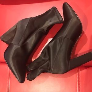 Express 4” black textile stretchy pointed toe boots size 9